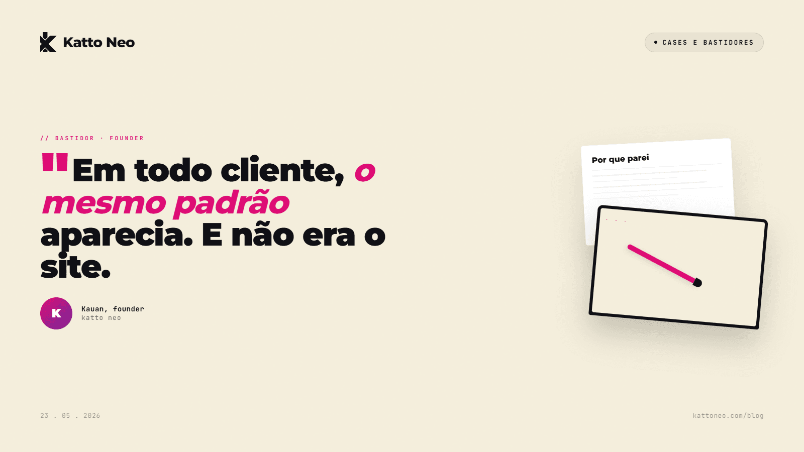Mesa de trabalho minimalista com notebook fechado e caderno aberto manuscrito — composição editorial