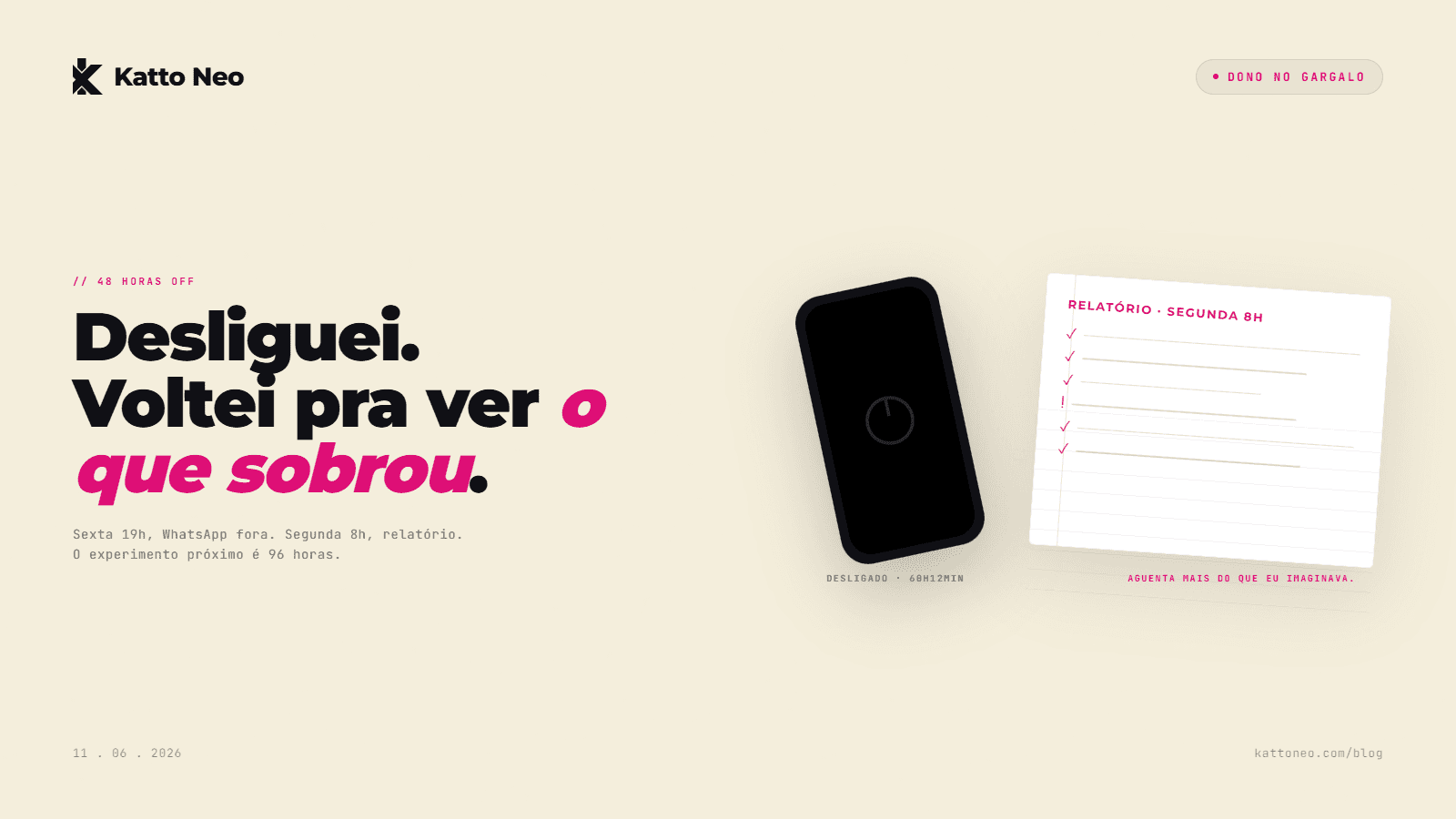 Celular desligado sobre mesa ao lado de caderno aberto com anotações manuscritas em composição editorial
